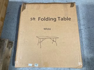 5FT PLASTIC FOLDING TABLE IN WHITE: LOCATION - AR4