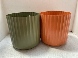 IVYLINE CORRUGATED PLANTER X2 1 ORANGE 1 GREEN H37cm D37cm: LOCATION - AR1