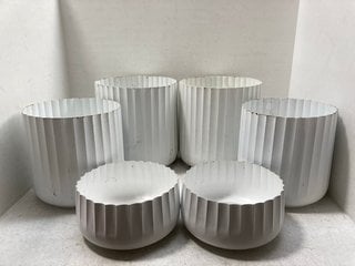 IVYLINE CORRUGATED PLANTER X6 IN WHITE VARIOUS SIZES: LOCATION - AR2