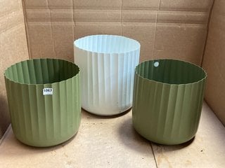 IVYLINE PLANTER X3 1X WHITE H37cm D37 2X GREEN H32cm D32cm: LOCATION - AR2