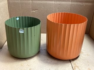 IVYLINE PLANTER X2 1X GREEN H32cm D32cm 1X ORANGE H37cm D37cm: LOCATION - AR2