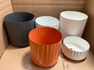 IVYLINE PLANTERS X5 VARIOUS COLOURS AND SIZES: LOCATION - AR2