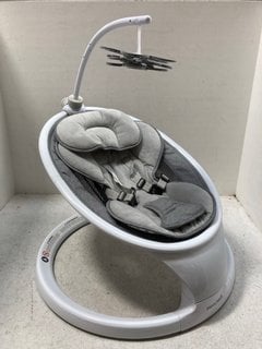 MUNCHKIN BABY ROCKER IN WHITE/GREY: LOCATION - AR5