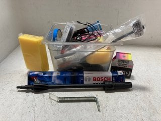 QTY OF ASSORTED ITEMS TO INCLUDE LARGE CAR SPONGE: LOCATION - AR17