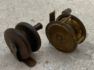 TWO ANTIQUE FISHING REELS, WOOD AND BRASS: LOCATION - AR19