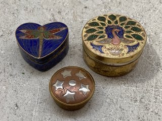 THREE VINTAGE PILL BOXES, TWO ENAMELLED: LOCATION - AR19