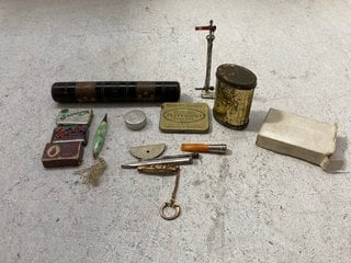 A BOX OF ASSORTED ANTIQUE ITEMS: LOCATION - AR19