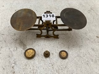 AN ANTIQUE BRASS BALANCE SCALE, C. 1800-1830: LOCATION - AR19