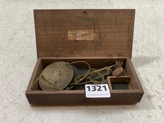 A SET OF VICTORIAN JEWELLERS SCALES: LOCATION - AR19