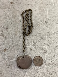 A METAL CHAIN WITH FIVE SILVER VICTORIAN SIXPENCE COINS AND A 1935 SILVER THREE PENCE COIN: LOCATION - AR19