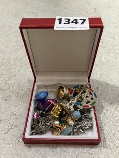 A COLLECTION OF VINTAGE JEWELLERY: LOCATION - AR19