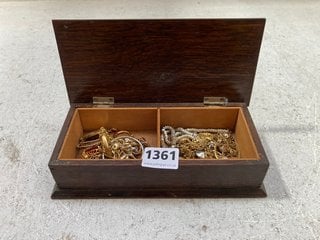 AN ANTIQUE WOODEN BOX WITH JEWELLERY CONTENTS: LOCATION - AR19