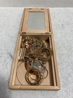 A WOODEN VANITY BOX AND JEWELLERY CONTENTS: LOCATION - AR20