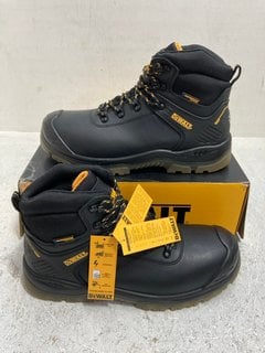 DEWALT STEEL TOE CAP NEWARK BLACK BOOTS - SIZE UK 11: LOCATION - AR20