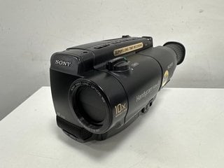 SONY HANDYCAM VIDEO 8 CAMCORDER IN BLACK: MODEL NO CCD-TR330E (WITH BOX, BATTERY & CHARGER) [JPTM125743]