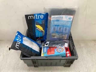 QTY OF ASSORTED SPORTS ITEMS TO INCLUDE MITRE GOALKEEPER GLOVES - SIZE 4 IN WHITE: LOCATION - D8