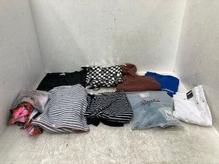 QTY OF ASSORTED WOMENS CLOTHING TO INCLUDE PARISIAN DENIM TROUSERS IN WHITE SIZE 10 & LISA & BIRD LOOSE FIT BEACH SHIRT IN BROWN SIZE - 12: LOCATION - C14