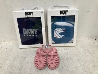 2 X DKNY JEANS 5 PIECE BABY GIFT SET TO INCLUDE MEDUSE JELLY SHOES IN PINK SIZE UK 9: LOCATION - C8