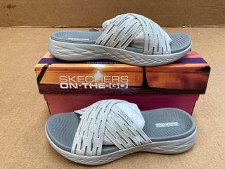 SKECHERS GOGA MAT SANDALS IN GREY - UK SIZE 6: LOCATION - C1