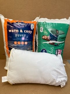 3 X ASSORTED PILLOWS TO INCLUDE SILENTNIGHT WARM & COSY 13.5 TOG DUVET SET: LOCATION - C1