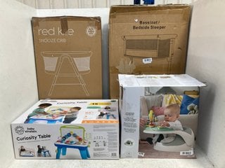 4 X ASSORTED BABY ITEMS TO INCLUDE MAMAS & PAPAS BABY SNUG 2 STAGE FLOOR SUPPORT SEAT WITH PLAY TRAY: LOCATION - B3