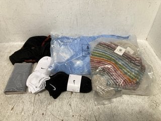 QTY OF ASSORTED CLOTHING ITEMS TO INCLUDE WHITE NIKE ANKLE SOCKS SIZE UK 5-8: LOCATION - B14