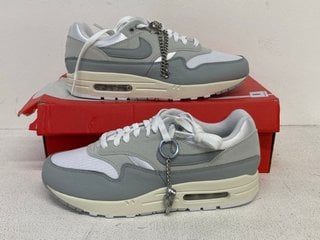 UNISEX NIKE AIR MAX 1 '87 IN PURE PLATINUM/SMOKE GREY UK SIZE 8.5- RRP £144.99: LOCATION - BOOTH