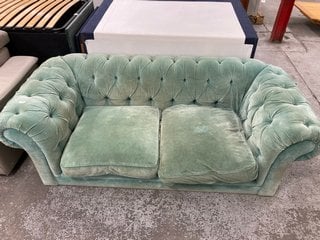 CONTEMPORARY CHESTERFIELD STYLE MEDIUM 2 SEATER SOFA IN MINT GREEN PLUSH VELVET: LOCATION - B8