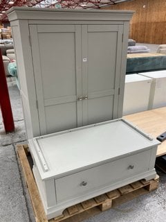 COTSWOLD FURNITURE TRADITIONAL STYLE DOUBLE WARDROBE IN LIGHT GREY PAINTED FINISH: LOCATION - B8