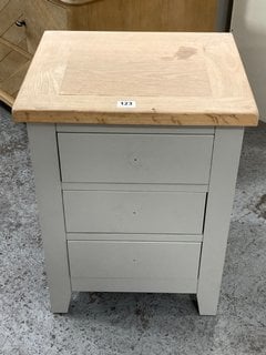 COTSWOLD FURNITURE 3 DRAWER BEDSIDE TABLE IN LIGHT GREY PAINTED AND LIGHT OAK FINISH: LOCATION - B8