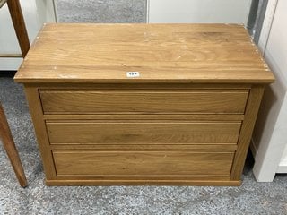 COTSWOLD FURNITURE WIDE 3 DRAWER BEDSIDE TABLE IN NATURAL RUSTIC SOLID OAK FINISH: LOCATION - B8