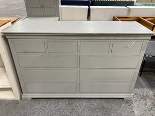 COTSWOLD FURNITURE 10 DRAWER LARGE CHEST OF DRAWERS IN PEBBLE GREY PAINTED FINISH: LOCATION - B8