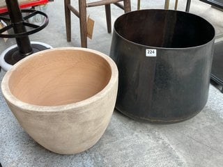 2 X ASSORTED NKUKU HOMEWARE TO INCLUDE ENDO LARGE RECLAIMED STYLE IRON PLANTER IN BLACK FINISH: LOCATION - C2