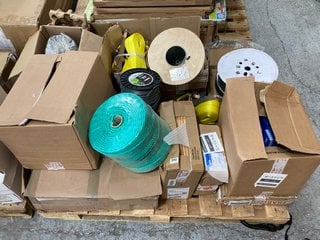 PALLET OF ASSORTED ITEMS TO INCLUDE RATCHET STRAPS IN YELLOW AND LARGE REEL OF HEAVY DUTY TWINE IN GREEN: LOCATION - A4 (KERBSIDE PALLET DELIVERY)