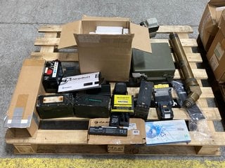 (COLLECTION ONLY) PALLET OF ASSORTED ITEMS TO INCLUDE VINTAGE STYLE AMPLIFIER UNIT AND VINTAGE STYLE BRASS PERISCOPE: LOCATION - A6