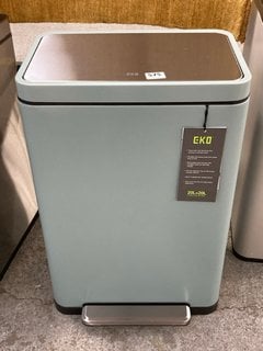 EKO X CUBE RECYCLING BIN 20 + 20L IN NANO SILVER: LOCATION - C6