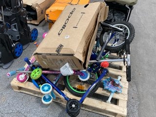 PALLET OF ASSORTED SCOOTERS & KIDS BIKES TO INCLUDE MINECRAFT KIDS BIKE: LOCATION - C6 (KERBSIDE PALLET DELIVERY)