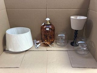 QTY OF ASSORTED LIGHTING ITEMS TO INCLUDE PACIFIC FLORENCE GLASS FLOOR LAMP: LOCATION - BR2