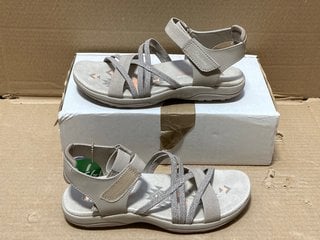 WOMENS SKECHERS SANDALS IN GREY - SIZE 3.5: LOCATION - BR12