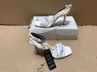 WOMENS FAUX LEATHER SANDALS IN WHITE - SIZE 5: LOCATION - BR12