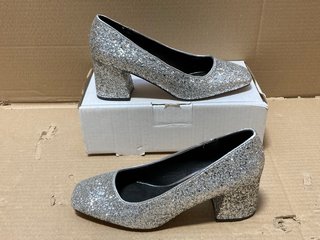 WOMENS GLITTER HIGH HEEL SHOES IN SILVER - SIZE 7.5: LOCATION - BR12