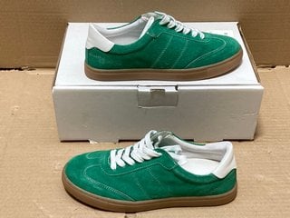 MENS LA REDOUTE SUEDE SNEAKERS IN GREEN & GUM - SIZE 7: LOCATION - BR12