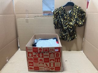 QTY OF ASSORTED WOMENS CLOTHING TO INCLUDE FLORAL DESIGN DRESS SHIRT IN BLACK/YELLOW - SIZES INCLUDE 14,16: LOCATION - BR13