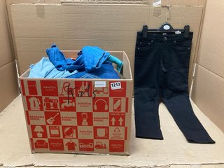 QTY OF ASSORTED KIDS CLOTHING TO INCLUDE JEANS IN DARK BLUE - SIZES INCLUDE 1OY,12A: LOCATION - BR13