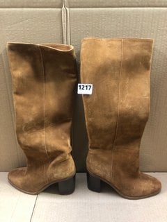 WOMENS LA REDOUTE HEELED KNEE BOOTS IN TAN SUEDE - SIZE UK 3: LOCATION - BR14