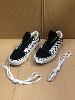 VANS CLASSIC CHECKERBOARD SNEAKERS IN BLACK/WHITE - SIZE 5.5: LOCATION - BR14