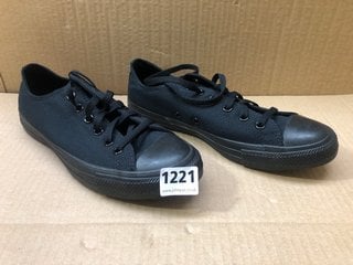 MENS CONVERSE ALL-STAR LOW-TOP TRAINERS IN BLACK - SIZE 7.5: LOCATION - BR14