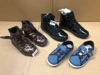 QTY OF ASSORTED KIDS SHOES TO INCLUDE LEOPARD PRINT GLITTER DETAIL HIGH-TOP TRAINERS - SIZE: EU 25: LOCATION - BR15