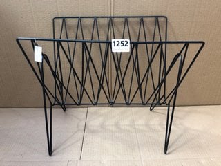 LA REDOUTE INTERIEURS NIOUZ METAL WIRE MAGAZINE RACK: LOCATION - BR15