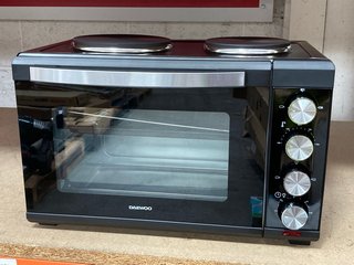 DAEWOO 32L 2980W ELECTRIC OVEN WITH HOT PLATE - MODEL NO. SDA1609: LOCATION - AR11